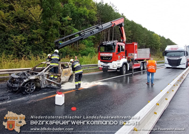 20250918_Erneuter PKW-Vollbrand auf der A21 im Baustellenbereich  Foto: FF Alland