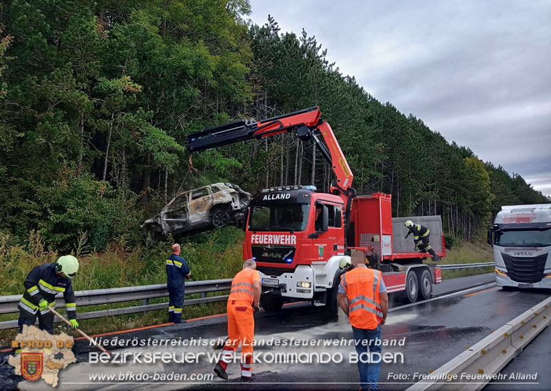 20250918_Erneuter PKW-Vollbrand auf der A21 im Baustellenbereich  Foto: FF Alland
