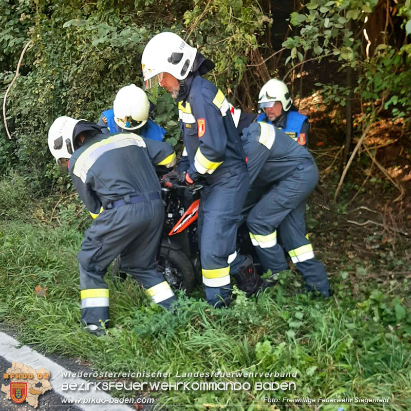 20250920_Motorradunfall auf der B210 Helenental zwischen Baden und Sattelbach  Foto: FF Siegenfeld