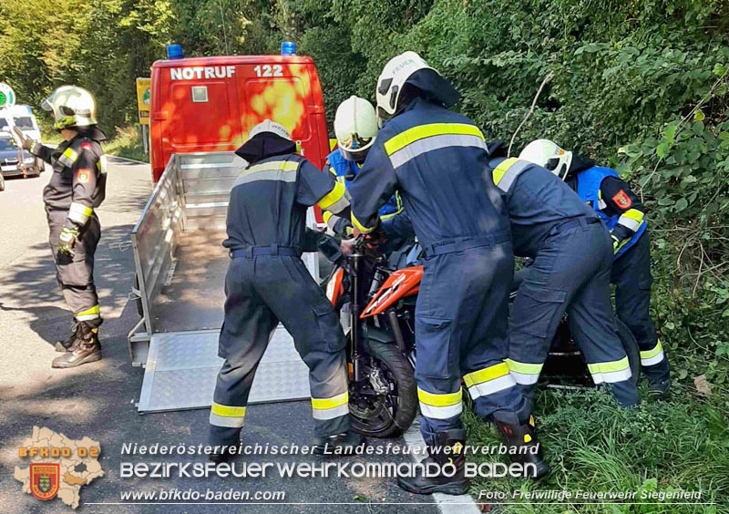 20250920_Motorradunfall auf der B210 Helenental zwischen Baden und Sattelbach  Foto: FF Siegenfeld