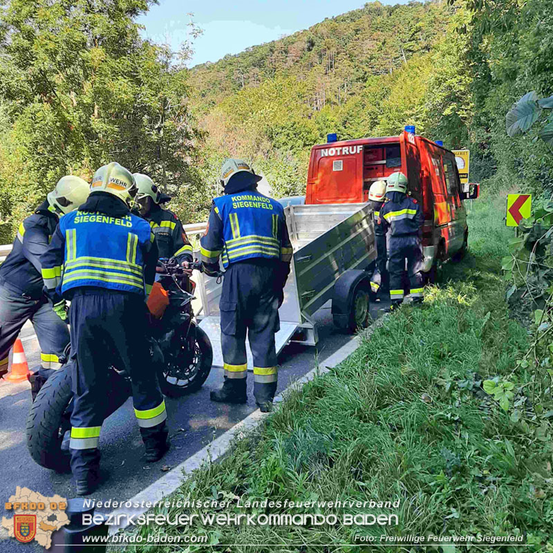 20250920_Motorradunfall auf der B210 Helenental zwischen Baden und Sattelbach  Foto: FF Siegenfeld