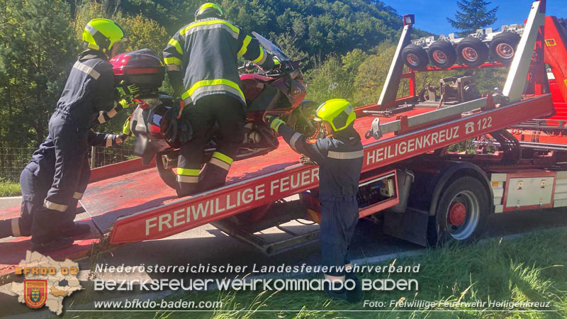 20250921_Motorradunfall auf der B210 im Helenental zwischen Sattelbach und Mayerling  Foto: FF Heiligenkreuz