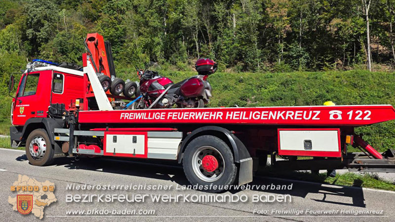 20250921_Motorradunfall auf der B210 im Helenental zwischen Sattelbach und Mayerling  Foto: FF Heiligenkreuz