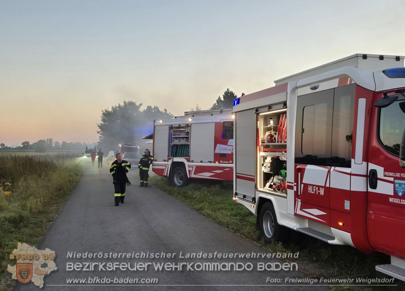 20251004_Brand von Rundstrohballen auf einem Feld bei Weigelsdorf  Foto: FF Weigelsdorf