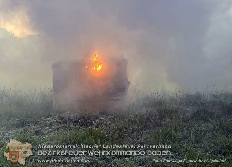 20251004_Brand von Rundstrohballen auf einem Feld bei Weigelsdorf  Foto: FF Weigelsdorf