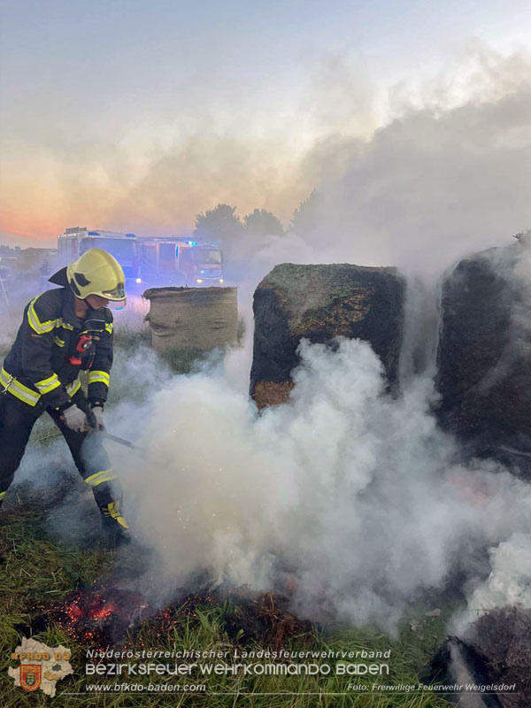 20251004_Brand von Rundstrohballen auf einem Feld bei Weigelsdorf  Foto: FF Weigelsdorf