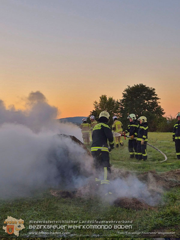 20251004_Brand von Rundstrohballen auf einem Feld bei Weigelsdorf  Foto: FF Weigelsdorf