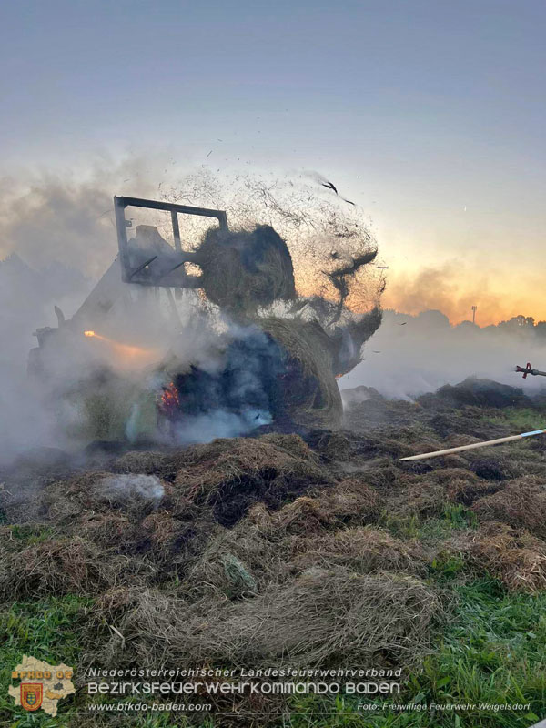 20251004_Brand von Rundstrohballen auf einem Feld bei Weigelsdorf  Foto: FF Weigelsdorf