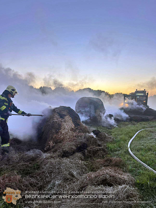 20251004_Brand von Rundstrohballen auf einem Feld bei Weigelsdorf  Foto: FF Weigelsdorf
