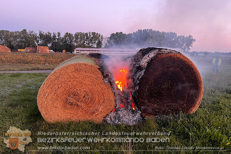 20251004_Brand von Rundstrohballen auf einem Feld bei Weigelsdorf  Foto: Thomas Lenger