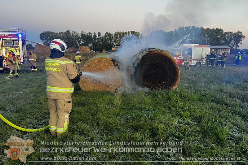 20251004_Brand von Rundstrohballen auf einem Feld bei Weigelsdorf  Foto: Thomas Lenger