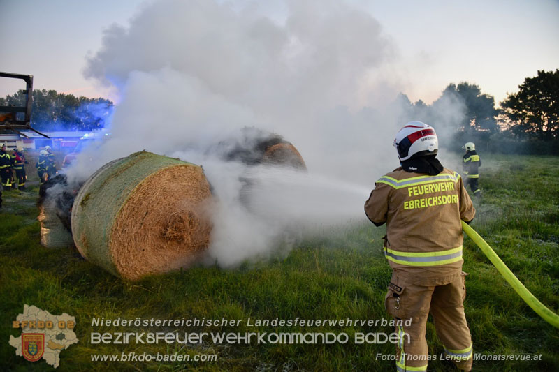 20251004_Brand von Rundstrohballen auf einem Feld bei Weigelsdorf  Foto: Thomas Lenger