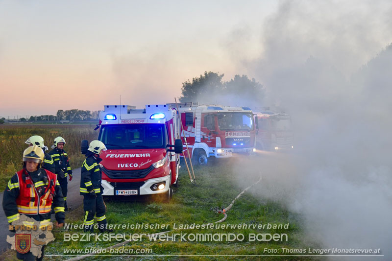 20251004_Brand von Rundstrohballen auf einem Feld bei Weigelsdorf  Foto: Thomas Lenger