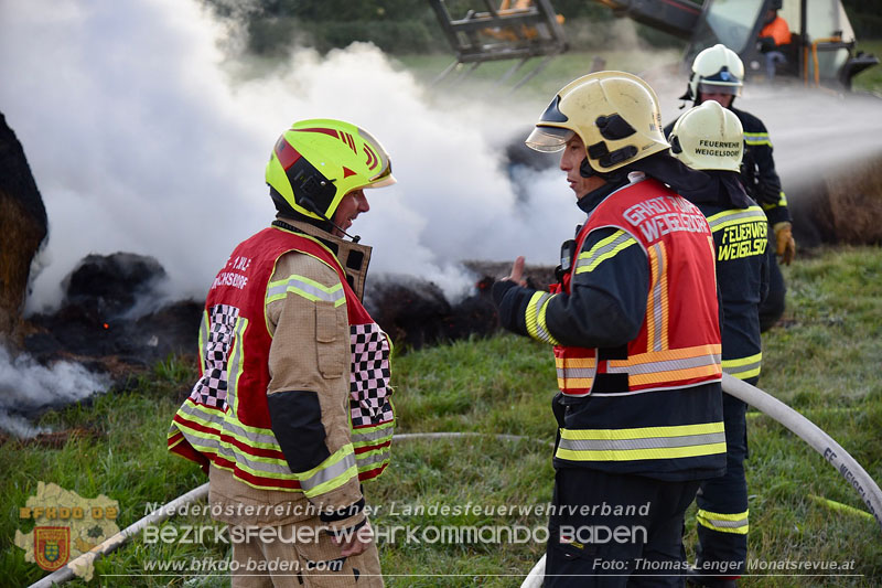 20251004_Brand von Rundstrohballen auf einem Feld bei Weigelsdorf  Foto: Thomas Lenger