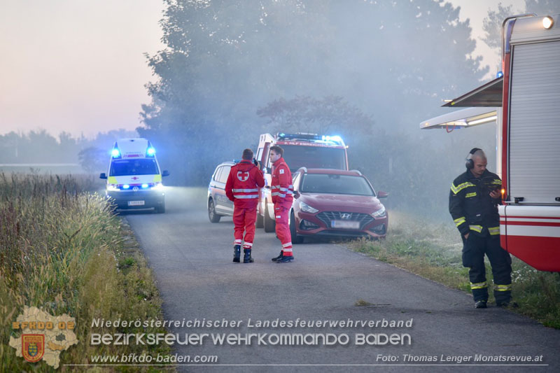 20251004_Brand von Rundstrohballen auf einem Feld bei Weigelsdorf  Foto: Thomas Lenger