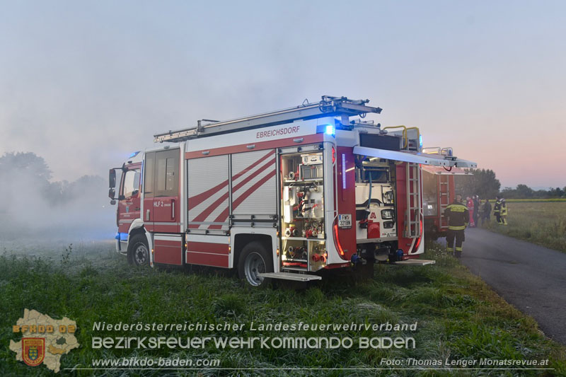20251004_Brand von Rundstrohballen auf einem Feld bei Weigelsdorf  Foto: Thomas Lenger
