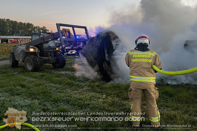 20251004_Brand von Rundstrohballen auf einem Feld bei Weigelsdorf  Foto: Thomas Lenger