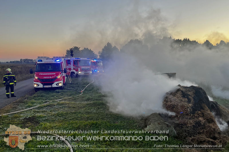 20251004_Brand von Rundstrohballen auf einem Feld bei Weigelsdorf Foto: Thomas Lenger