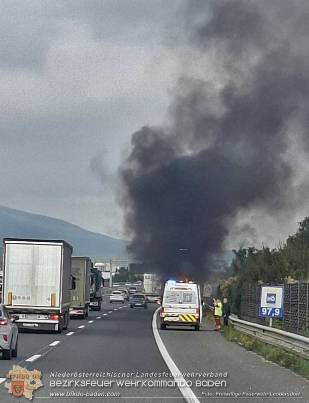 20251008_Fahrzeug Vollbrand auf der A2 RFB Wien Foto: FF Leobersdorf 20251008_Fahrzeug Vollbrand auf der A2 RFB Wien Foto: FF Leobersdorf
