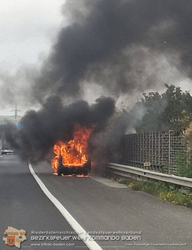 20251008_Fahrzeug Vollbrand auf der A2 RFB Wien Foto: FF Leobersdorf 20251008_Fahrzeug Vollbrand auf der A2 RFB Wien Foto: FF Leobersdorf