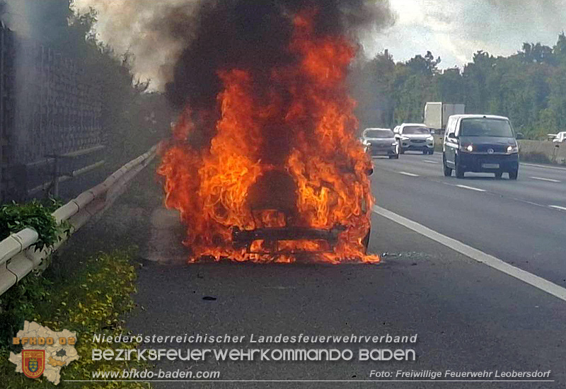 20251008_Fahrzeug Vollbrand auf der A2 RFB Wien Foto: FF Leobersdorf 20251008_Fahrzeug Vollbrand auf der A2 RFB Wien Foto: FF Leobersdorf