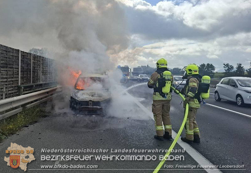 20251008_Fahrzeug Vollbrand auf der A2 RFB Wien Foto: FF Leobersdorf 20251008_Fahrzeug Vollbrand auf der A2 RFB Wien Foto: FF Leobersdorf