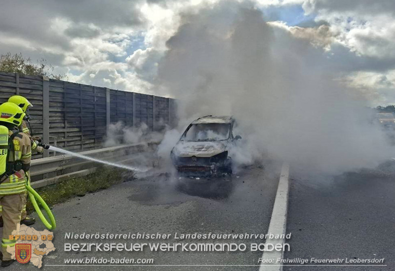 20251008_Fahrzeug Vollbrand auf der A2 RFB Wien Foto: FF Leobersdorf 20251008_Fahrzeug Vollbrand auf der A2 RFB Wien Foto: FF Leobersdorf