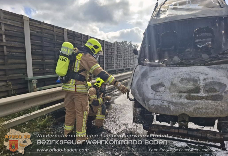 20251008_Fahrzeug Vollbrand auf der A2 RFB Wien Foto: FF Leobersdorf 20251008_Fahrzeug Vollbrand auf der A2 RFB Wien Foto: FF Leobersdorf