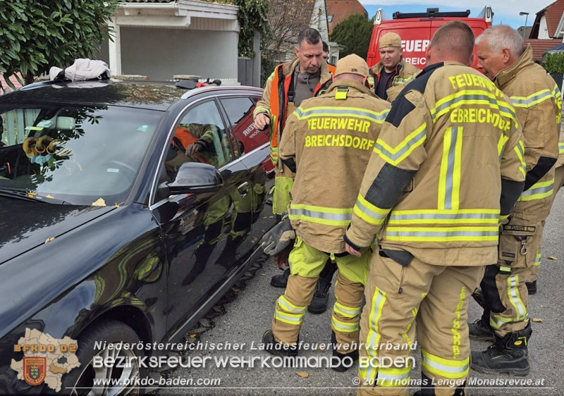20251103_Feuerwehr Ebreichsdorf befreit Baby aus Auto Foto: Thomas Lenger Monatsrveue.at 20251103_Feuerwehr Ebreichsdorf befreit Baby aus Auto Foto: Thomas Lenger Monatsrveue.at