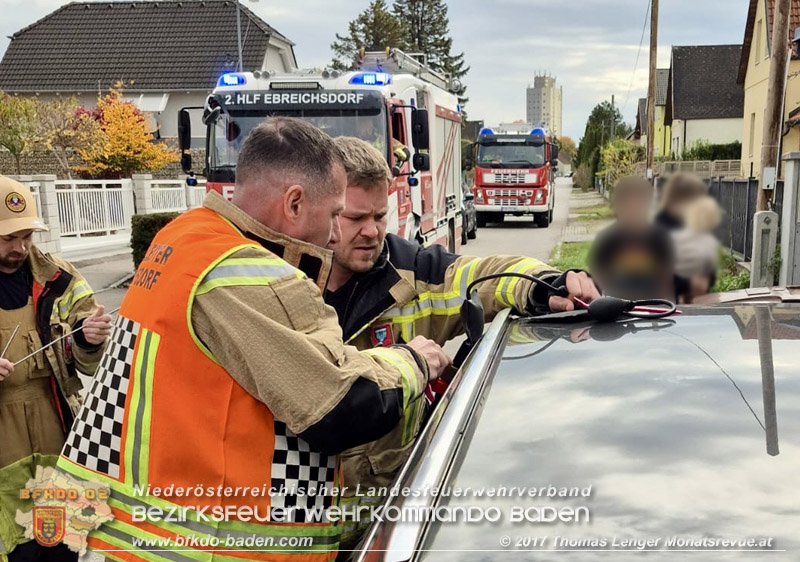 20251103_Feuerwehr Ebreichsdorf befreit Baby aus Auto Foto: Thomas Lenger Monatsrveue.at 20251103_Feuerwehr Ebreichsdorf befreit Baby aus Auto Foto: Thomas Lenger Monatsrveue.at