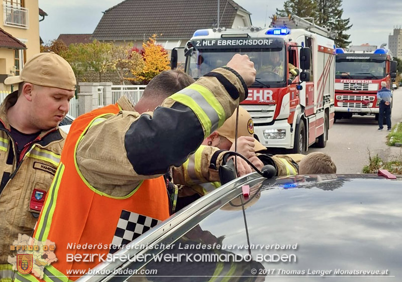 20251103_Feuerwehr Ebreichsdorf befreit Baby aus Auto Foto: Thomas Lenger Monatsrveue.at 20251103_Feuerwehr Ebreichsdorf befreit Baby aus Auto Foto: Thomas Lenger Monatsrveue.at