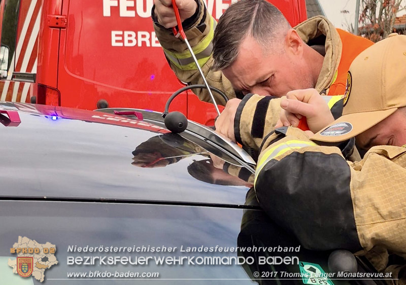 20251103_Feuerwehr Ebreichsdorf befreit Baby aus Auto Foto: Thomas Lenger Monatsrveue.at 20251103_Feuerwehr Ebreichsdorf befreit Baby aus Auto Foto: Thomas Lenger Monatsrveue.at