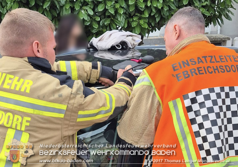 20251103_Feuerwehr Ebreichsdorf befreit Baby aus Auto Foto: Thomas Lenger Monatsrveue.at 20251103_Feuerwehr Ebreichsdorf befreit Baby aus Auto Foto: Thomas Lenger Monatsrveue.at