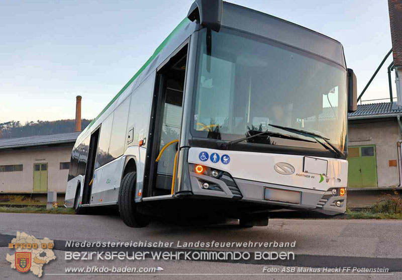 20251106_Linienbus blockiert Triestingtal Bahnstrecke Foto: ASB Markus Hackl 20251106_Linienbus blockiert Triestingtal Bahnstrecke Foto: ASB Markus Hackl