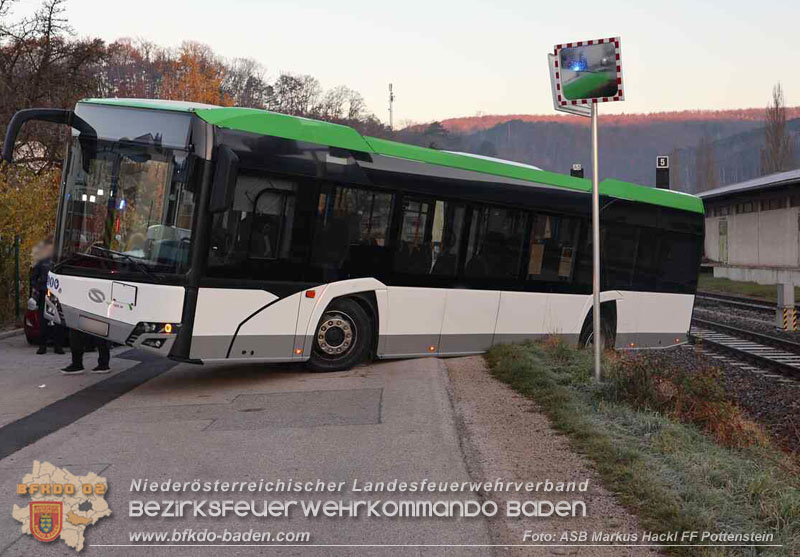 20251106_Linienbus blockiert Triestingtal Bahnstrecke Foto: ASB Markus Hackl 20251106_Linienbus blockiert Triestingtal Bahnstrecke Foto: ASB Markus Hackl