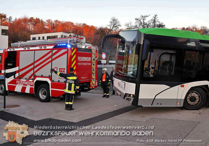 20251106_Linienbus blockiert Triestingtal Bahnstrecke Foto: ASB Markus Hackl 20251106_Linienbus blockiert Triestingtal Bahnstrecke Foto: ASB Markus Hackl
