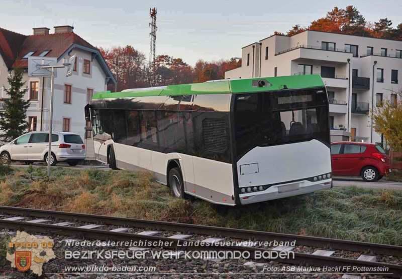 20251106_Linienbus blockiert Triestingtal Bahnstrecke Foto: ASB Markus Hackl 20251106_Linienbus blockiert Triestingtal Bahnstrecke Foto: ASB Markus Hackl