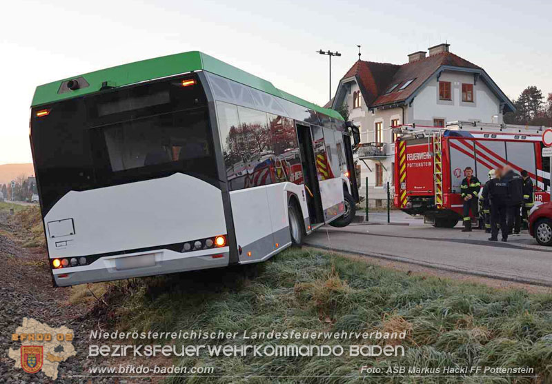 20251106_Linienbus blockiert Triestingtal Bahnstrecke Foto: ASB Markus Hackl 20251106_Linienbus blockiert Triestingtal Bahnstrecke Foto: ASB Markus Hackl