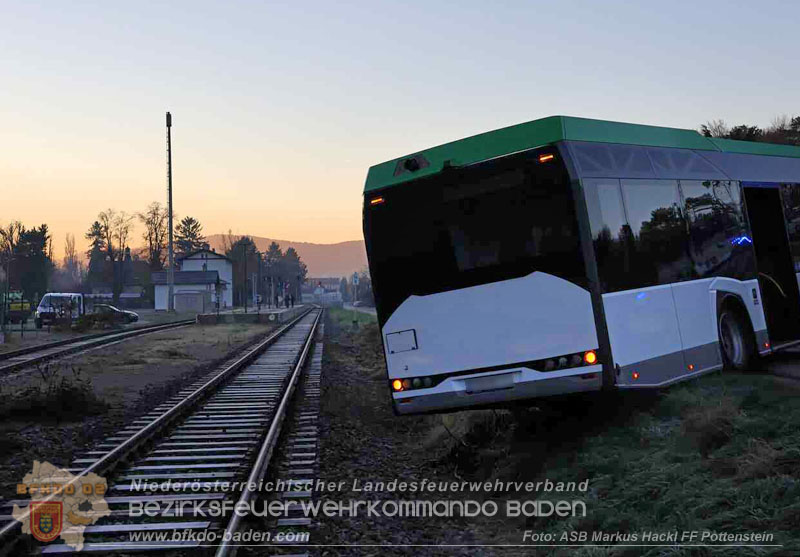 20251106_Linienbus blockiert Triestingtal Bahnstrecke Foto: ASB Markus Hackl 20251106_Linienbus blockiert Triestingtal Bahnstrecke Foto: ASB Markus Hackl