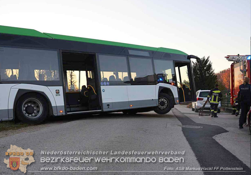 20251106_Linienbus blockiert Triestingtal Bahnstrecke Foto: ASB Markus Hackl 20251106_Linienbus blockiert Triestingtal Bahnstrecke Foto: ASB Markus Hackl