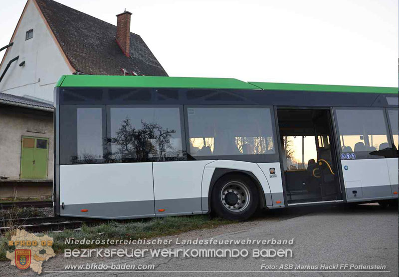 20251106_Linienbus blockiert Triestingtal Bahnstrecke Foto: ASB Markus Hackl 20251106_Linienbus blockiert Triestingtal Bahnstrecke Foto: ASB Markus Hackl