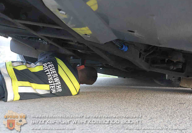 20251106_Linienbus blockiert Triestingtal Bahnstrecke Foto: ASB Markus Hackl 20251106_Linienbus blockiert Triestingtal Bahnstrecke Foto: ASB Markus Hackl