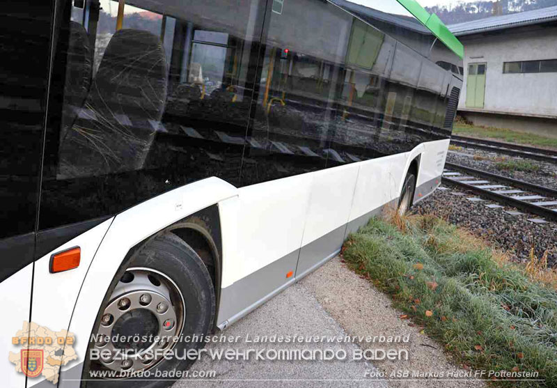 20251106_Linienbus blockiert Triestingtal Bahnstrecke Foto: ASB Markus Hackl 20251106_Linienbus blockiert Triestingtal Bahnstrecke Foto: ASB Markus Hackl