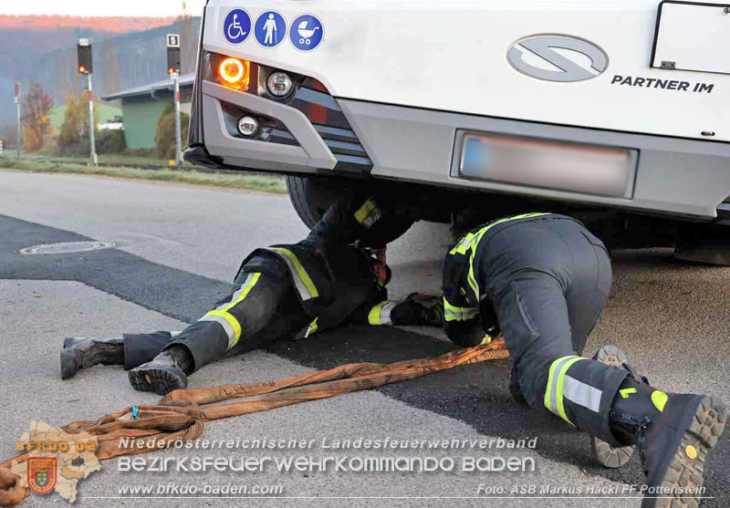 20251106_Linienbus blockiert Triestingtal Bahnstrecke Foto: ASB Markus Hackl 20251106_Linienbus blockiert Triestingtal Bahnstrecke Foto: ASB Markus Hackl