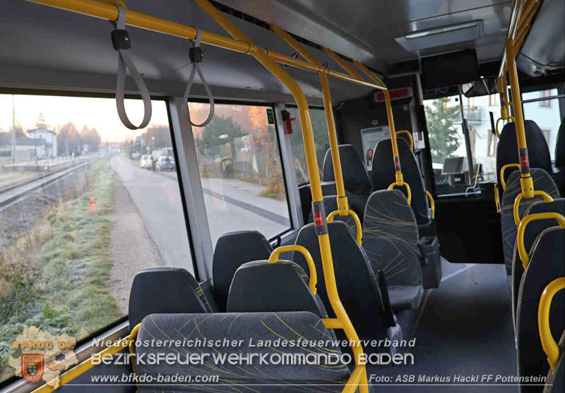 20251106_Linienbus blockiert Triestingtal Bahnstrecke Foto: ASB Markus Hackl 20251106_Linienbus blockiert Triestingtal Bahnstrecke Foto: ASB Markus Hackl