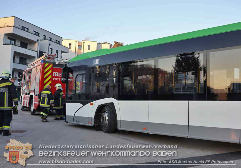 20251106_Linienbus blockiert Triestingtal Bahnstrecke Foto: ASB Markus Hackl 20251106_Linienbus blockiert Triestingtal Bahnstrecke Foto: ASB Markus Hackl