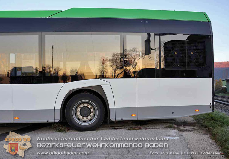 20251106_Linienbus blockiert Triestingtal Bahnstrecke Foto: ASB Markus Hackl 20251106_Linienbus blockiert Triestingtal Bahnstrecke Foto: ASB Markus Hackl