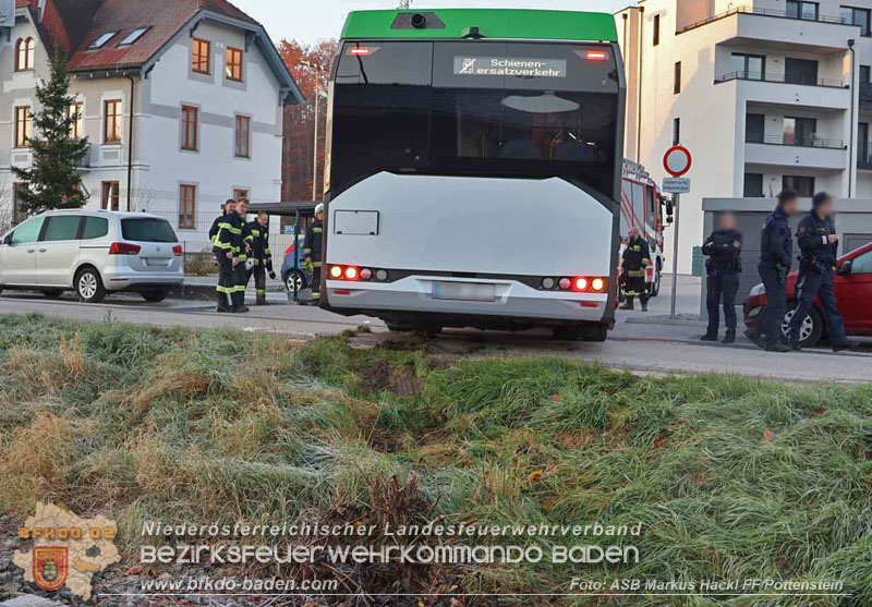 20251106_Linienbus blockiert Triestingtal Bahnstrecke Foto: ASB Markus Hackl 20251106_Linienbus blockiert Triestingtal Bahnstrecke Foto: ASB Markus Hackl