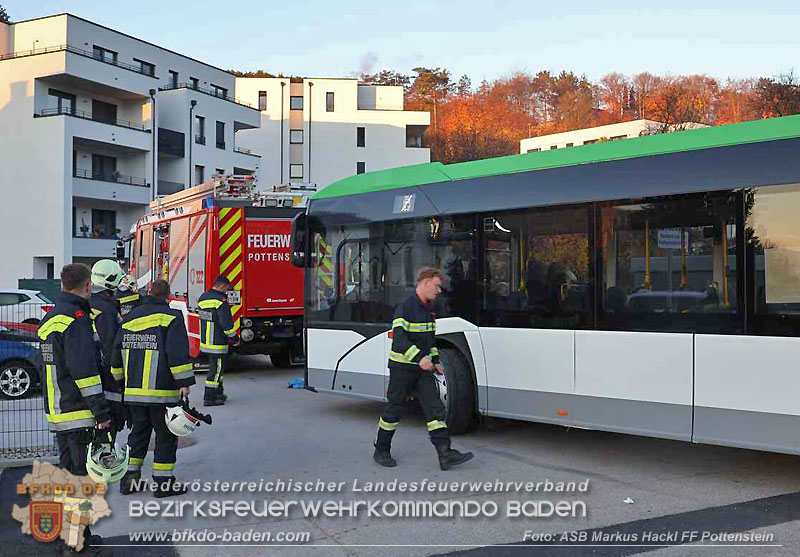 20251106_Linienbus blockiert Triestingtal Bahnstrecke Foto: ASB Markus Hackl 20251106_Linienbus blockiert Triestingtal Bahnstrecke Foto: ASB Markus Hackl
