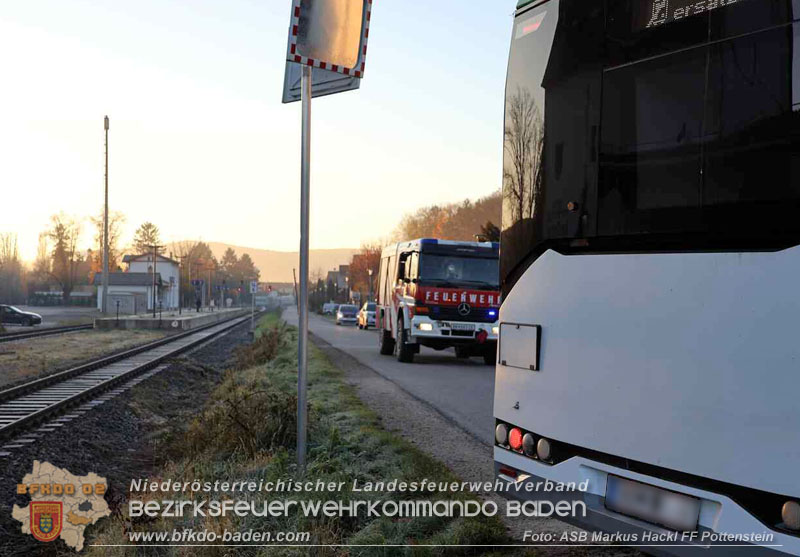 20251106_Linienbus blockiert Triestingtal Bahnstrecke Foto: ASB Markus Hackl 20251106_Linienbus blockiert Triestingtal Bahnstrecke Foto: ASB Markus Hackl
